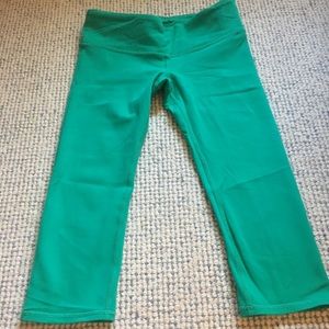 Alo Capri Leggings. Size: small
